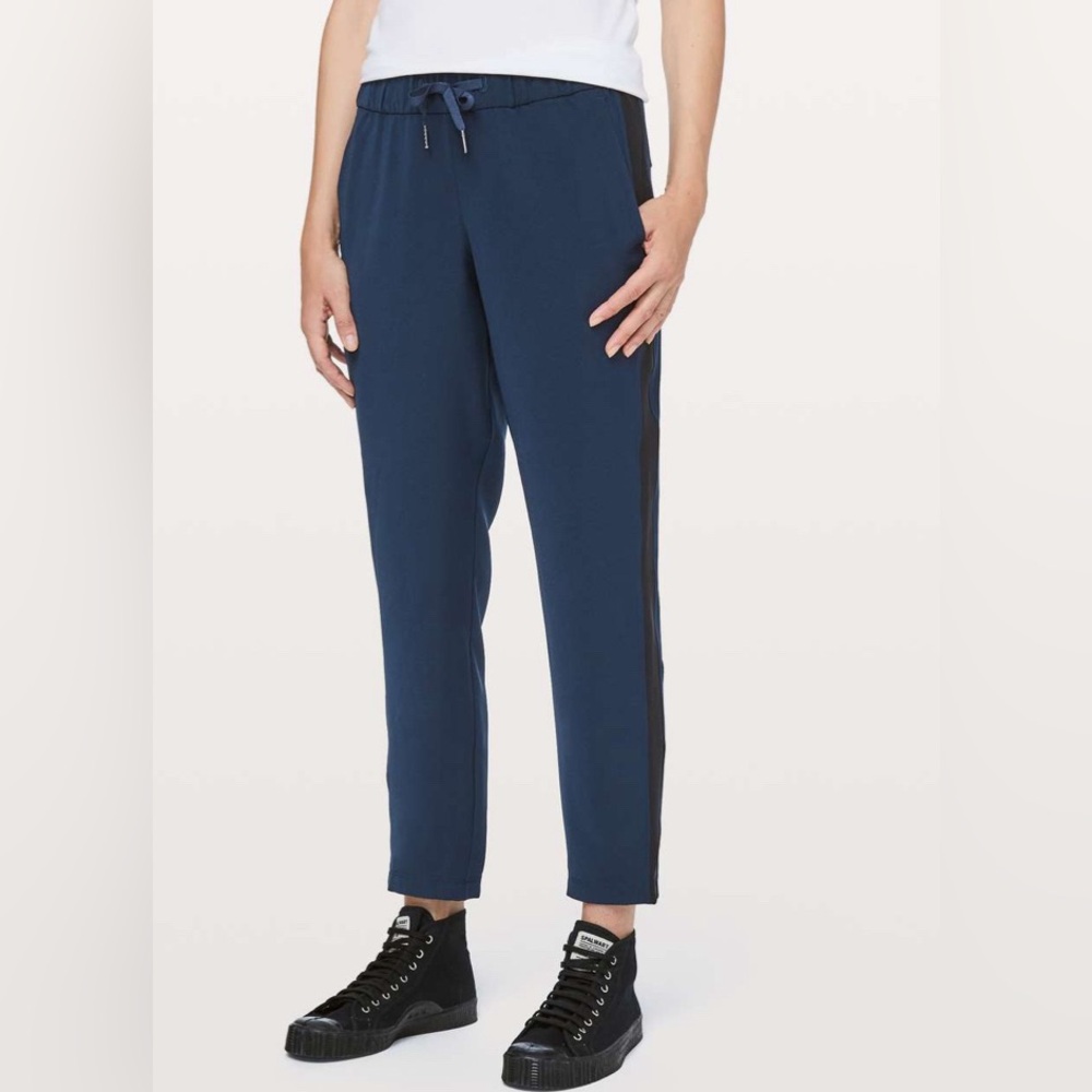 Lululemon On the Fly Pant Woven Track Stripe True Navy / Black 7/8 Pant Size 6